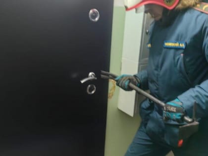 В столице Камчатки спасатели вызволили пожилую женщину из запертой квартиры