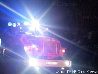 Под утро камчатским пожарным пришлось тушить беседку в Паратунке