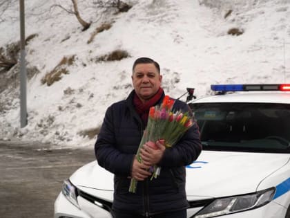 Более 40 женщин-автолюбительниц получили цветы и подарки от партпроекта «Безопасные дороги» и сотрудников ГИБДД на Камчатке