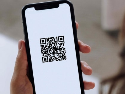 СМИ узнали, когда в России могут принять законы о QR-кодах в самолетах, поездах, кафе и ТЦ