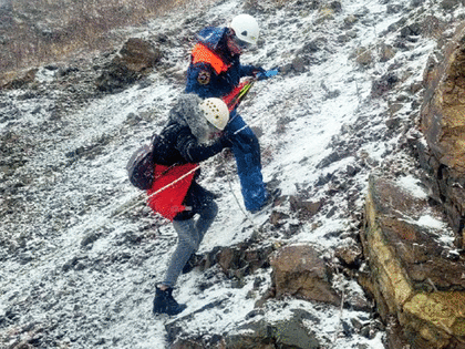 В Петропавловске спасатели помогли застрявшей на Никольской сопке молодой паре