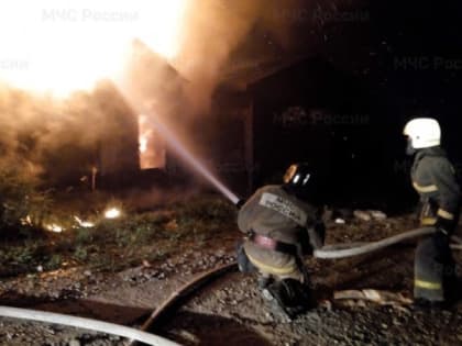 В Елизовском районе пожарные инспекторы выясняют причину возгорания в бане