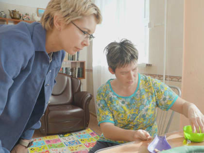 Дети с ограниченными возможностями здоровья проходят сеансы канистерапии в доме ветеранов на Камчатке