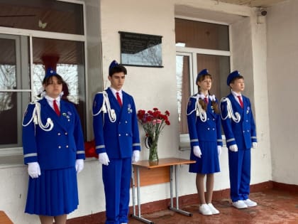 Священнослужитель епархии освятил мемориальную доску в честь героя СВО в школе №10