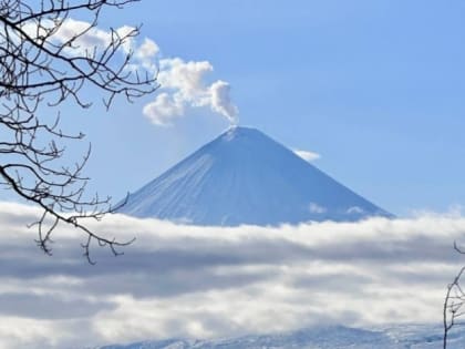 На Камчатке зафиксирован второй пепловый выброс из вулкана Ключевского