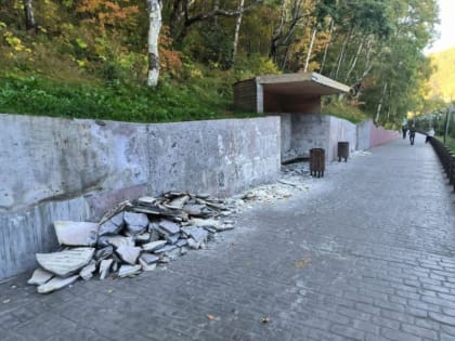На Сопке любви в Петропавловске ломают облицовку подпорной стены