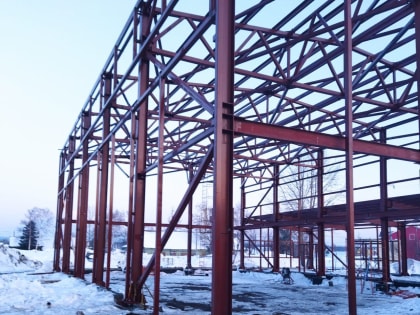 Стройплощадку под новый спортзал в поселке Козыревск на Камчатке расчищают от вулканического пепла