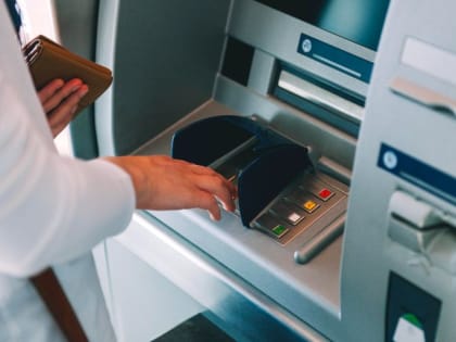 Жительница Камчатки стащила из банкомата больше 300 тыс. рублей