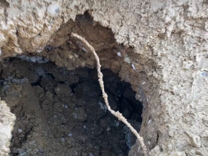 Камчатские коммунальщики настолько суровы, что затыкают ямы в дорогах джипами  (ВИДЕО)