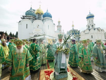 Архиепископ Феодор принял участие в Патриаршей литургии в Троице-Сергиевой лавре в праздник прп. Сергия Радонежского