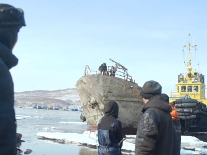 Затонувшие суда в Авачинской бухте на Камчатке начнут поднимать с середины мая