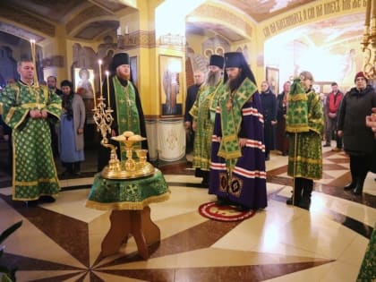 Накануне Вербного воскресенья Владыка Феодор совершил праздничное всенощное бдение в Морском соборе на Камчатке