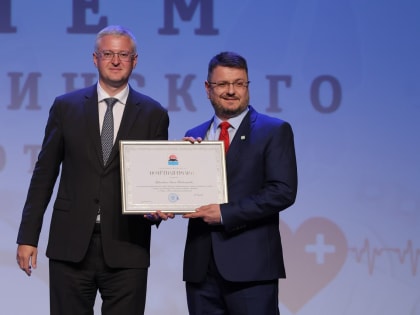 Владимир Солодов вручил награды медикам Камчатки в преддверии профессионального праздника 