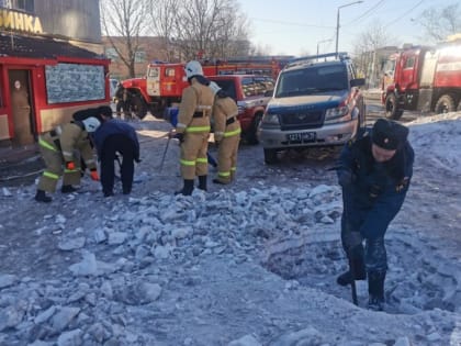 Почти 40 минут спасатели пытались расчистить от снега пожарный гидрант