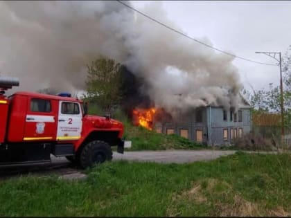 В Петропавловске сгорел двухэтажный деревянный дом на улице Командорской