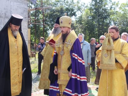 Архиепископ Феодор совершил молебен у строящегося храма в честь иконы Божией Матери «Отрада и Утешение» в п. Дальний