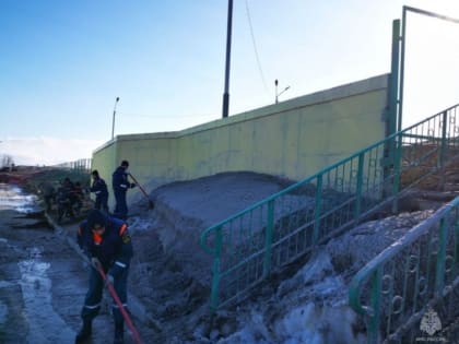 Спасатели на Камчатке продолжают работы по расчистке соцобъектов после пеплопада