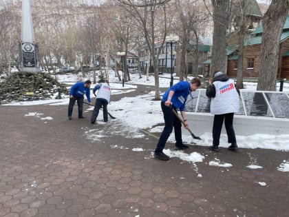 В преддверии Дня Победы активисты «Молодой гвардии Единой России» очистили от мусора территорию памятников и воинских захоронений