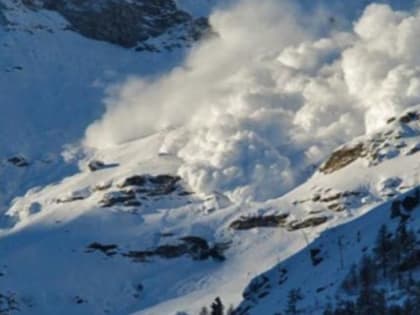 На руднике на Камчатке под сошедшей лавиной ищут человека