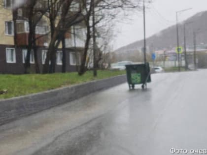 На Камчатке циклон сносит деревья, заборы, теплицы и балконы (фото)