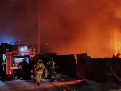 В Петропавловске полыхнул деревянный дом на улице Орджоникидзе