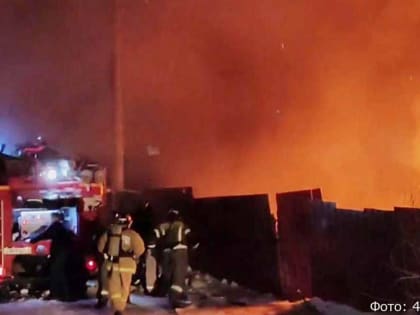 В Петропавловске горел деревянный дом на двух хозяев