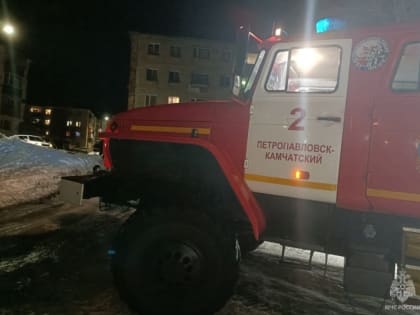 Камчатские пожарные эвакуировали из задымлённого подъезда пять человек