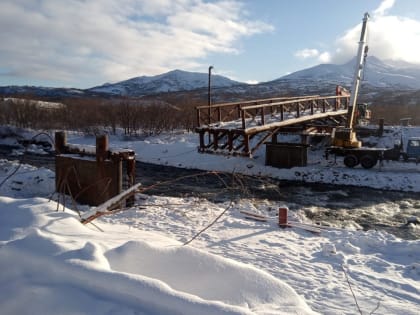 Через реку Паужетка на Камчатке установили мост взамен разрушенного