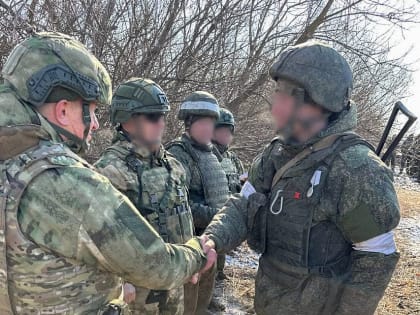 Юрий Трутнев встретился с морпехами в зоне спецоперации и вручил военнослужащим госнаграды