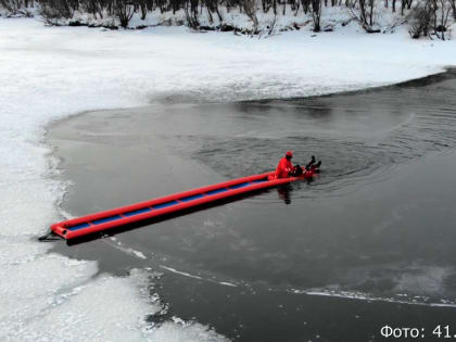 На Камчатке спасатели тренировались доставать провалившихся под лёд людей (видео)