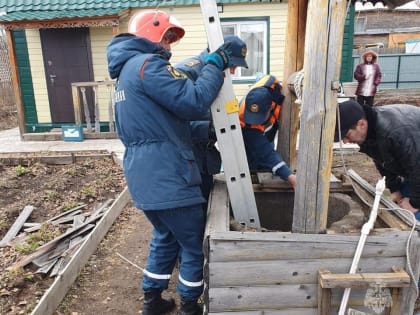 Камчатские спасатели помогли дачнику, который провалился в глубокий колодец