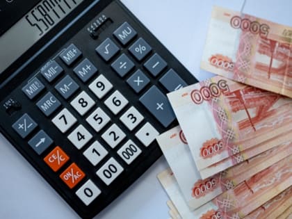 Россия катится в нищету? Инфляция “сжирает” рост зарплат почти в половине муниципалитетов