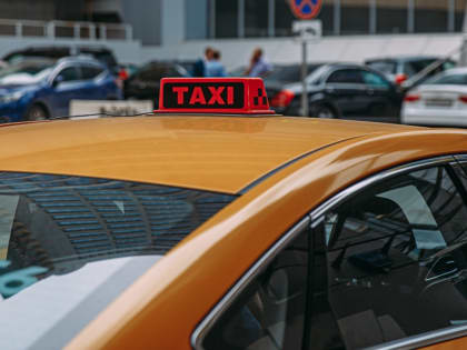 Государство начнет регулировать цены на такси