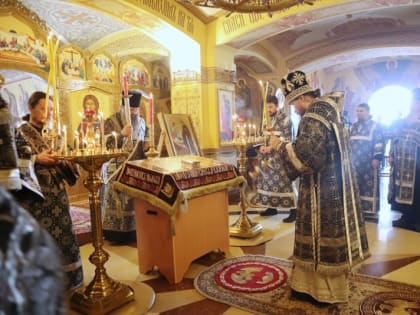 Архиепископ Феодор совершил вечерню с выносом святой Плащаницы и утреню с чином погребения Спасителя