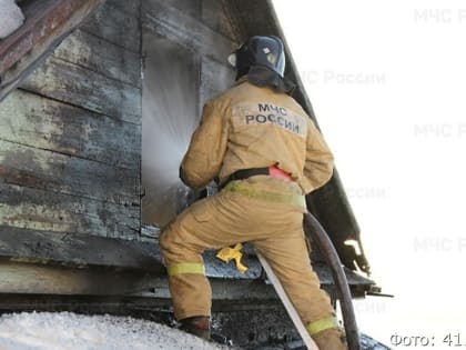 Пожарные тушили дачу в селе Усть-Большерецкого района