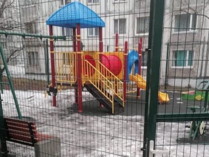 В Петропавловске вандалы зимой попортили детские площадки