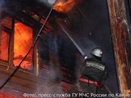 Пожарные на Камчатке спасли из огня мужчину
