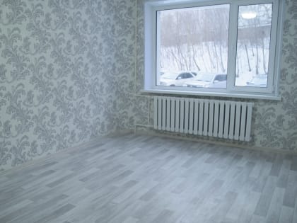 Многодетной маме вручили ключи от трехкомнатной квартиры в Елизове на Камчатке