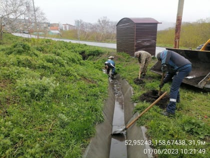 Дорожники в столице Камчатки очищают перегруженные «ливнёвки»