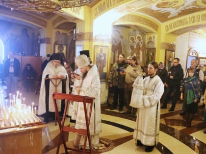 В Троицкую родительскую субботу Глава епархии совершил Божественную литургию и панихиду в Морском соборе