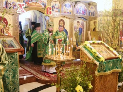 Накануне праздника Пятидесятницы Архиепископ Феодор совершил Всенощное бдение в Морском соборе