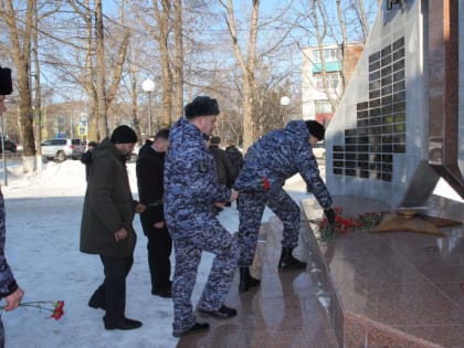 На Камчатке росгвардейцы почтили память защитников Сталинграда