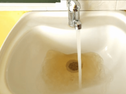 В новой 33-й школе не работает вентиляция, а из кранов течет желтая вода