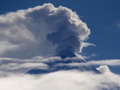 Вулкан Ключевской на Камчатке снова выбросил пепел