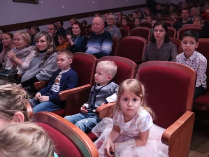 Архиепископ Феодор посетил Рождественскую елку в епархиальном Духовно-просветительском центре