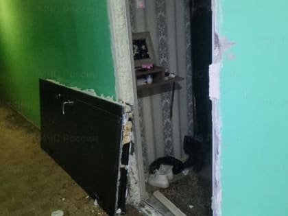 Камчатские спасатели помогли женщине попасть к запертому в квартире мужчине