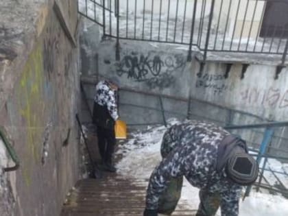 Для расчистки лестниц в Петропавловске коммунальщики оказались в дефиците