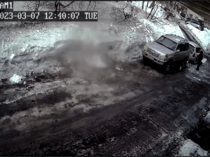 На Камчатке женщина чудом спаслась от упавшей ледяной глыбы