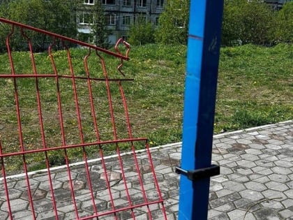 На Камчатке ребенок разбил голову о торчащие на детской площадке штыри