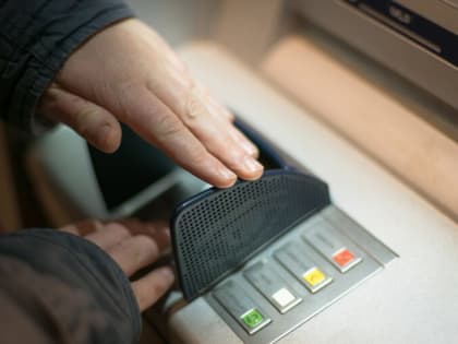 На Камчатке задержали женщину, совершившую кражу из банкомата